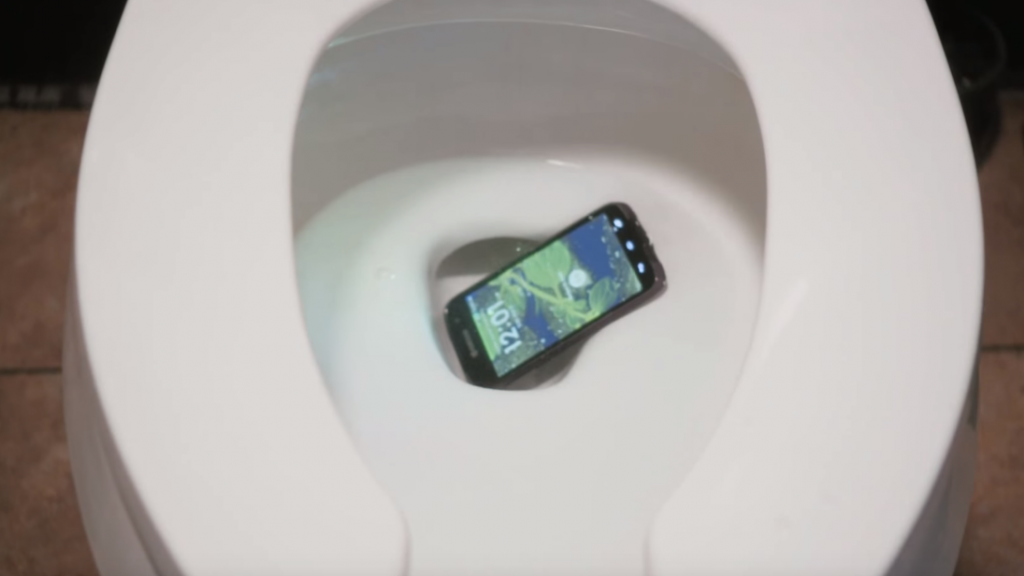 telefoon in toilet